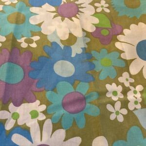 Vintage field rest full flat sheet groovy daisy olive blue Few small stains. 401